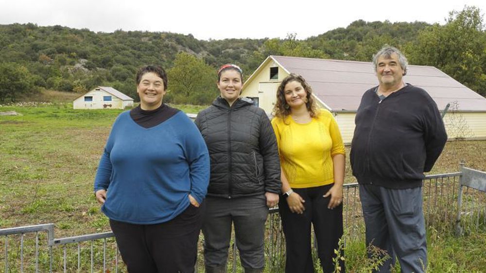 Entre garrigue et vignes, Guilhem Chafiol et ses trois filles, Bérengère, Fanny et Pauline (de gauche à droite), élèvent des canards gras en plein air. © Frédérique Ehrhard